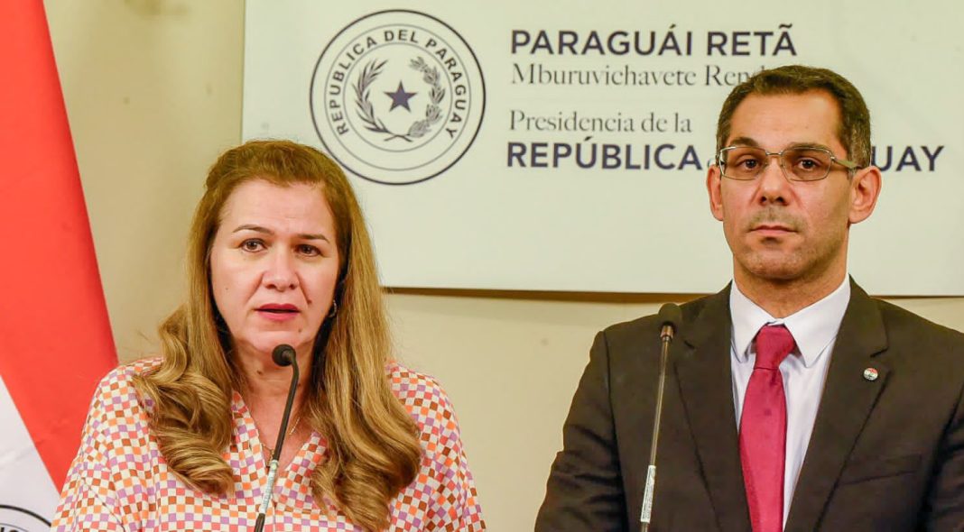 María Teresa Barán, ministra de Salud, y el procurador general, Marco Aurelio González