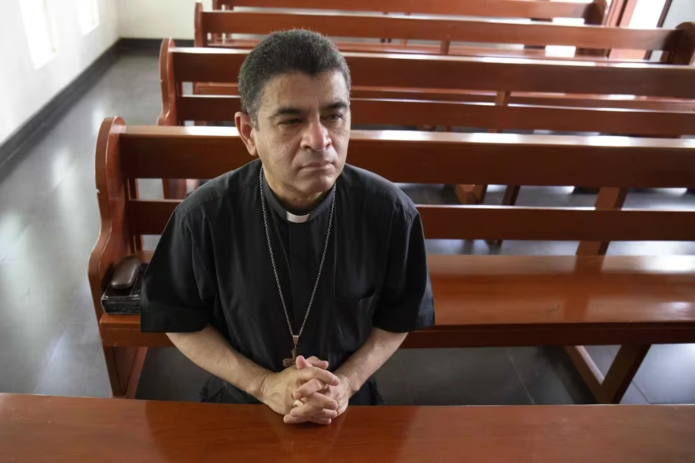 Nicaragua desterró al obispo Rolando Álvarez y a otros 14 sacerdotes